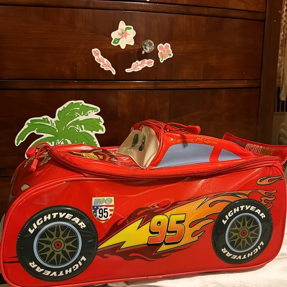 Disney Cars Lightning McQueen Rolling Suitcase - Picture 4 of 10
